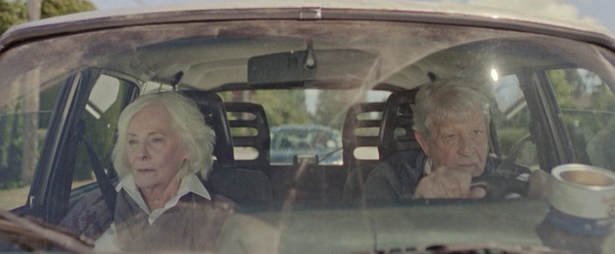 пожилые Джоан (в исполнении Бетти Бакли) и Ларри (в исполнении Барри Примуса) | скриншот из фильма