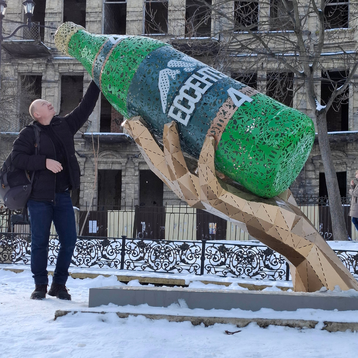 Каждый раз удивляюсь, когда арт-объекты «с уважением к городу» ставят на фоне руин «без уважения к нему». Фото автора.