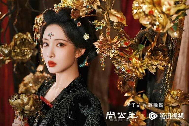 Тигр вдыхает аромат розы