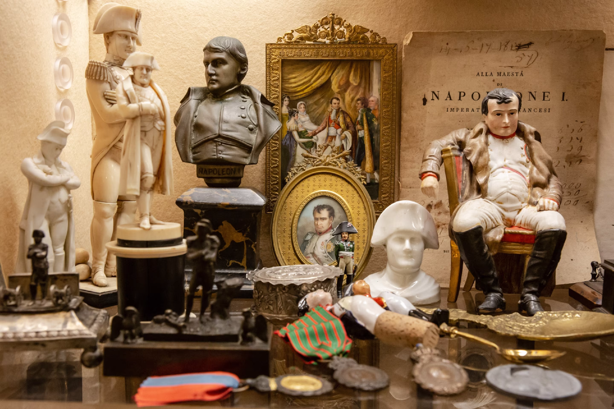5 мая 1821 года Наполеон Бонапарт умер на острове Святой Елены — затерянном в южной части Атлантики, куда его отправили в изгнание. Ему был 51 год. Эти предметы, связанные с Бонапартом, выставлены в частном доме Джованни Спадолини — бывшего премьер-министра Италии, который собрал обширную коллекцию книг, документов и других исторических артефактов.