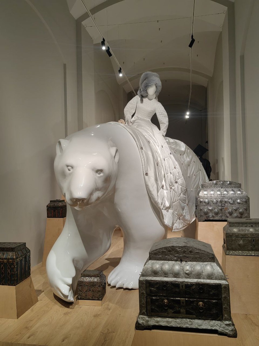 Карусель с экспонатами выставки  (Страж леса)