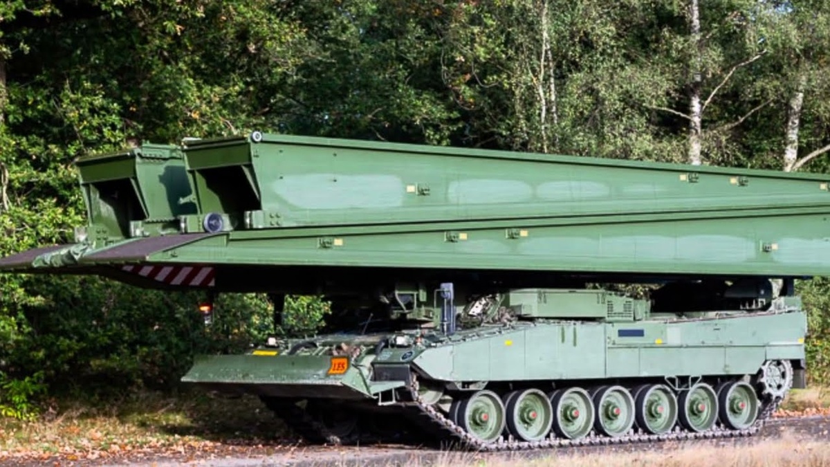 Мостоукладчик Leguan в походном положении