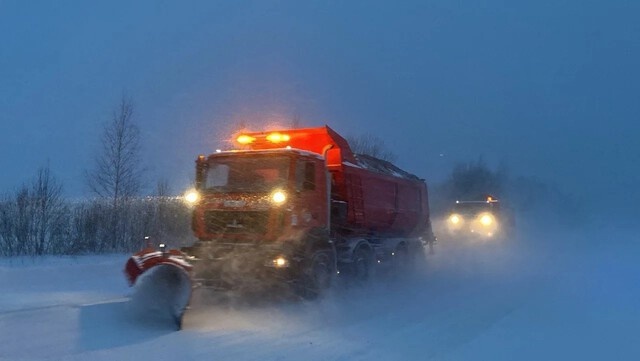 Более 300 единиц техники вышли на расчистку дорог в Тверской области