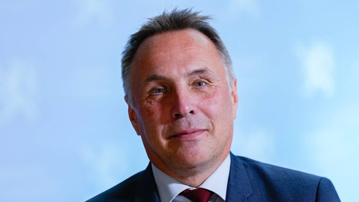 Торе Оншуус Сандвик (родился 31 августа 1969 года) — норвежский политик. С 2003 по 2023 год он занимал пост председателя совета графстваСёр-Трёнделаг до 2018 года и Трёнделаг до 2023 года. С 2025 года он занимает пост министра обороны Норвегии.