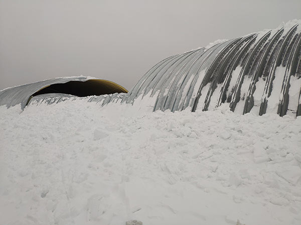 Среднее Поволжье. Продавленная снегом крыша ангара.
