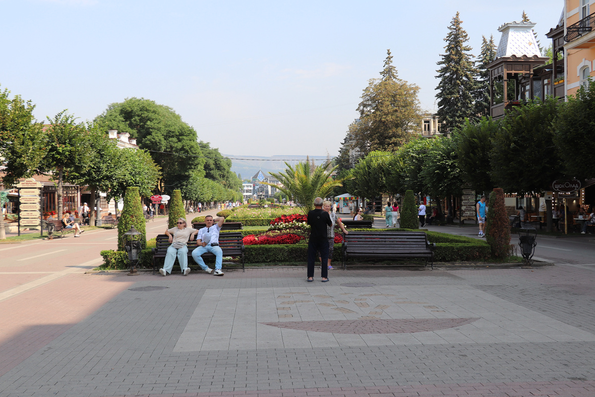 "Снежинка" виднеется прямо по курсу, в конце бульвара