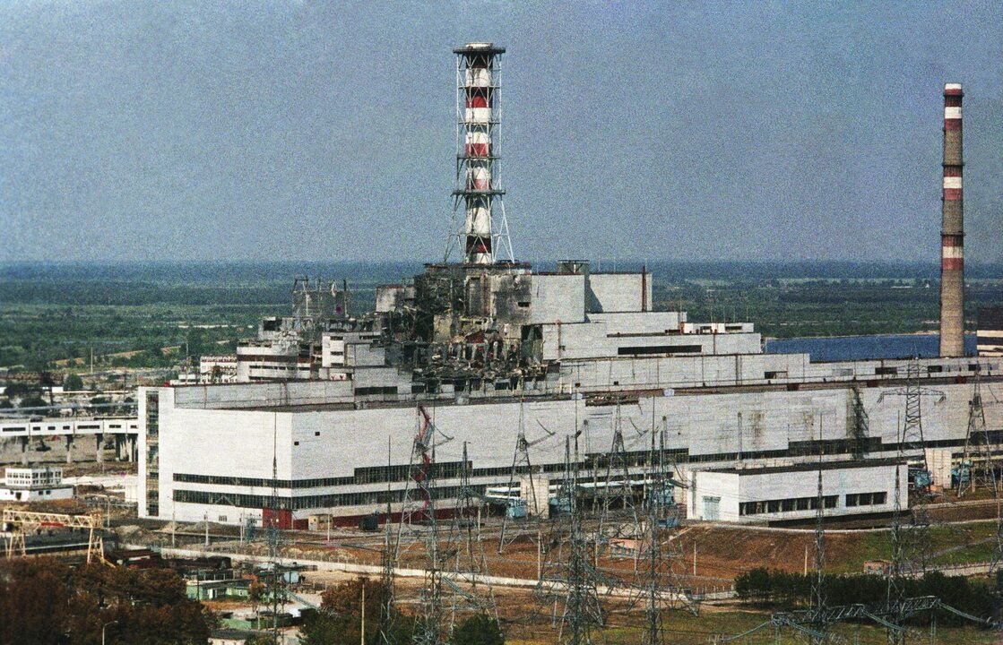 Рис. Чернобольская АЭС имени В. И Ленина (после взрыва)... Страшное зрелище... 