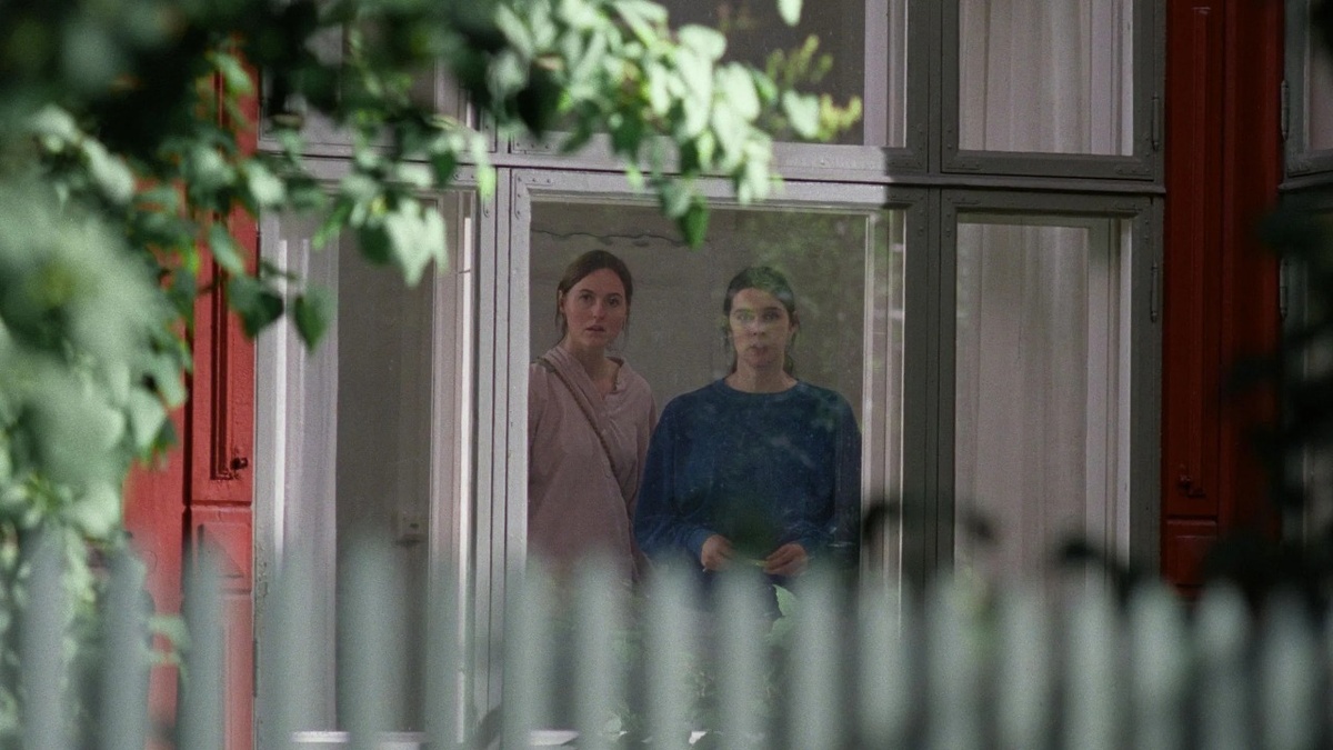 Актрисы Ренате Реинсве и Инга Ибсдоттер Лиллеос, играющие Нору и Агнес, в окне дома.