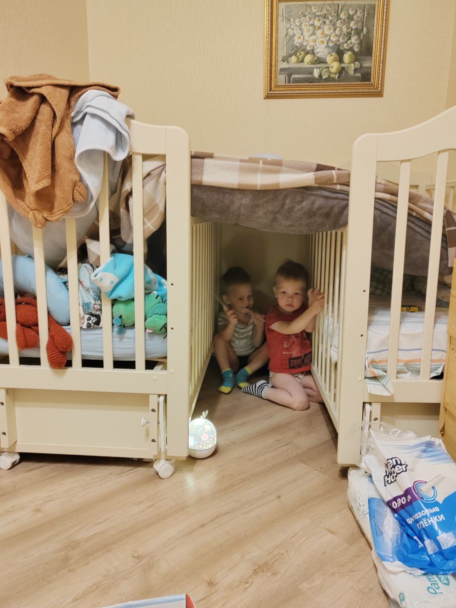 Парни любили между кроватками шалаш устраивать. Фото для иллюстрации