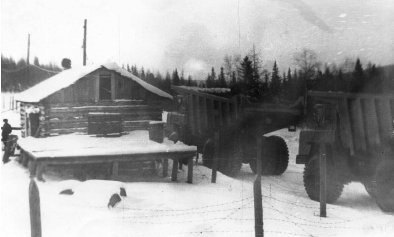 Фото автора. 80 годы двадцатого века. Заправка на одном из пикетов зимника Усть-Кут – Мирный.