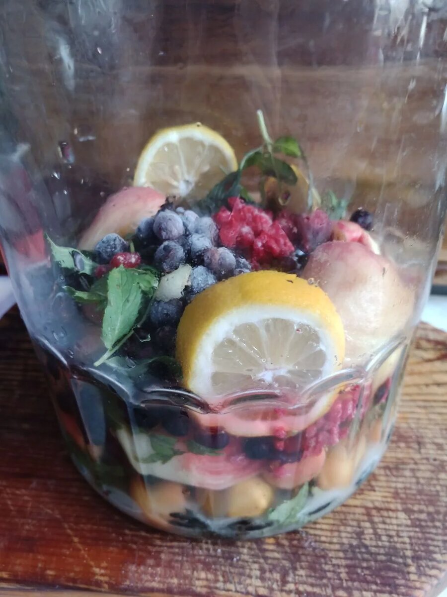 Персик или абрикосы. Лимон. Черная смородина. Красная смородина. Малина. Мята. Сахар или мед повкусу.