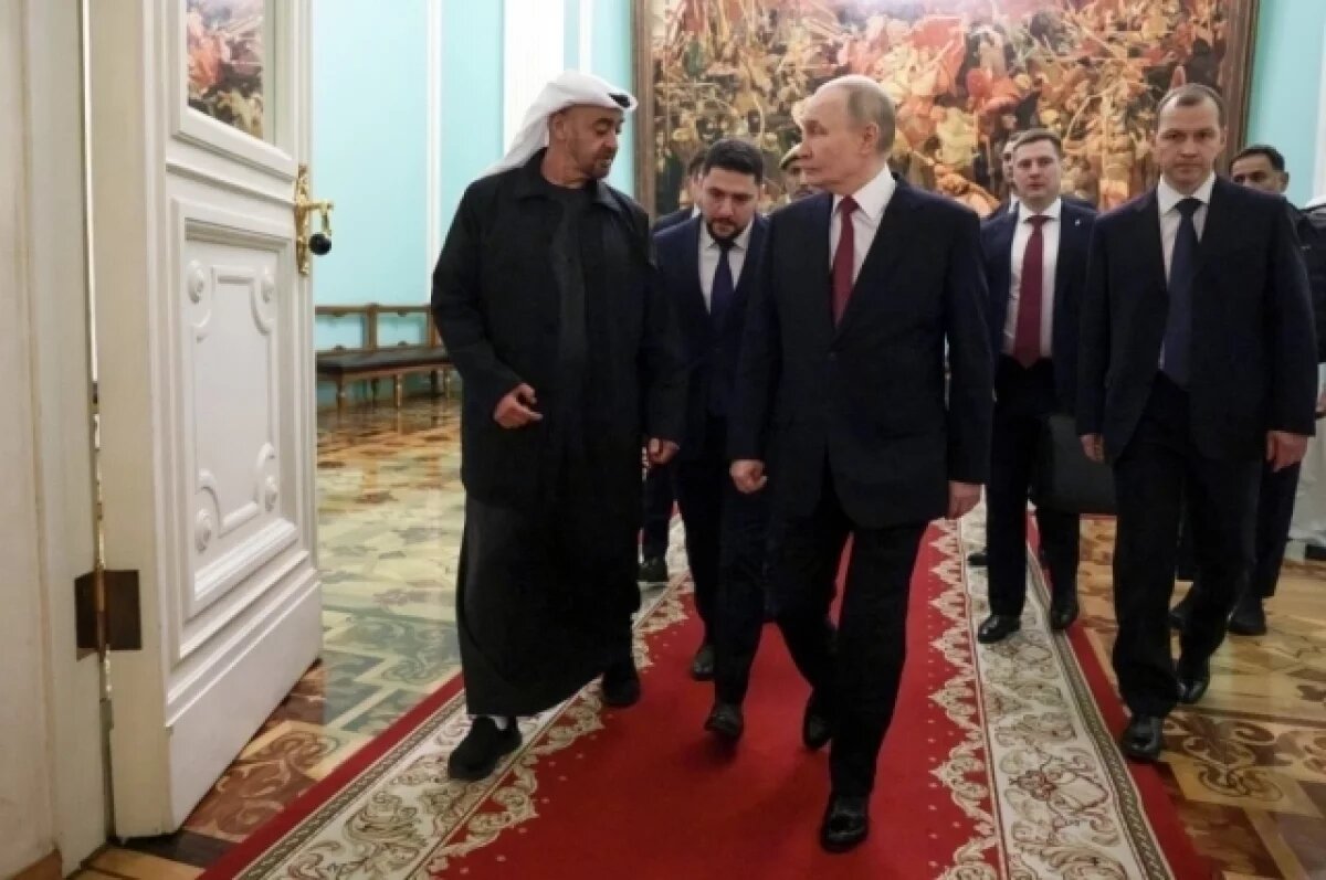    Президент ОАЭ приехал в РФ в подаренной в 2022 году Путиным куртке