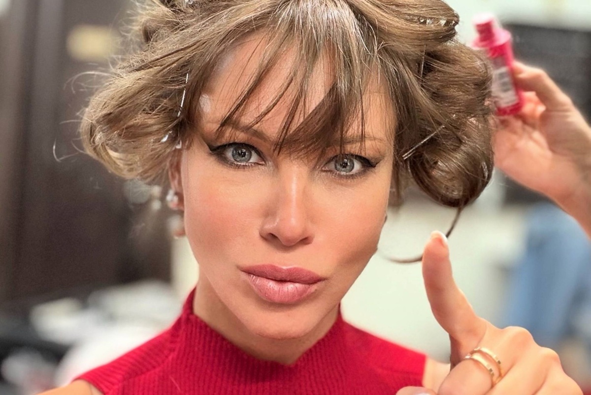     «Нервы нас разрушают. Надо беречь себя, красотки»: Полина Диброва борется со стрессом, стоя на голове - 8 фото