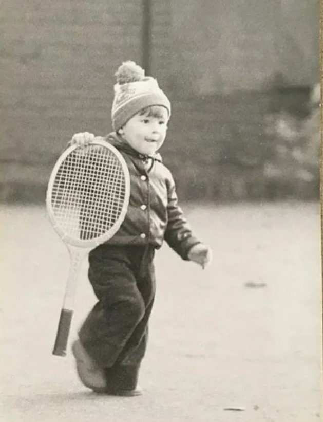 Марат Сафин с детстве занимался теннисом.