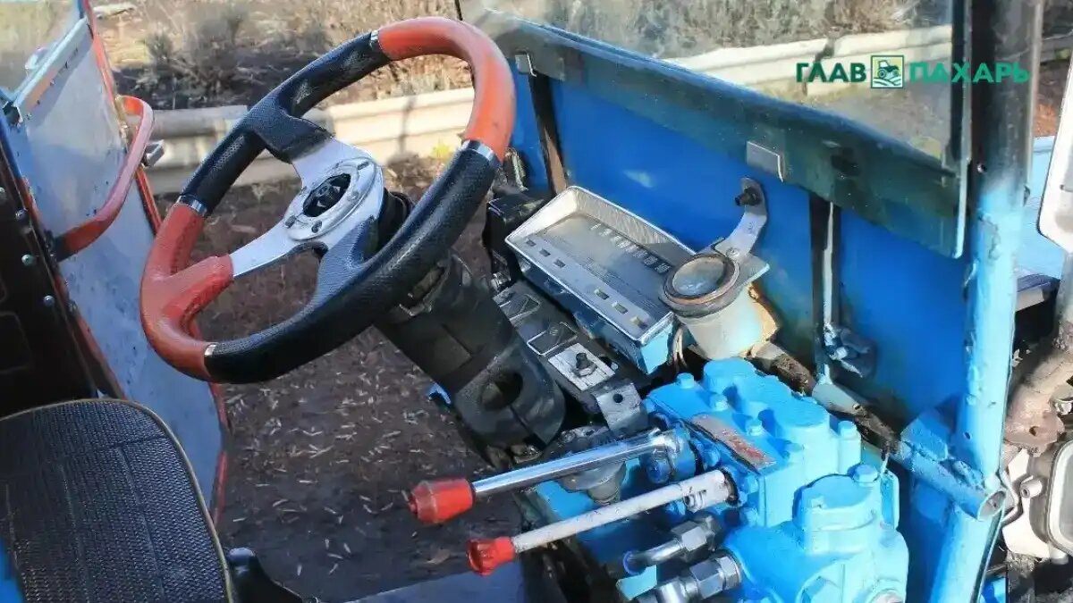 Фото: © Артем Борисов / Glavpahar.ru
За рулём мини-трактора (фото иллюстративное)