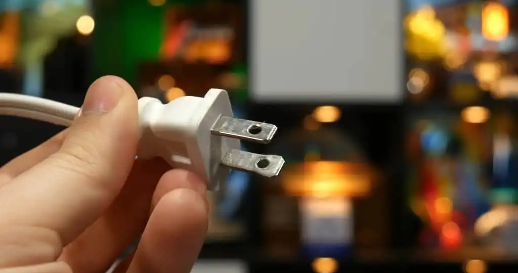 Зачем в США на электрических вилках есть отверстия? Разбираемся