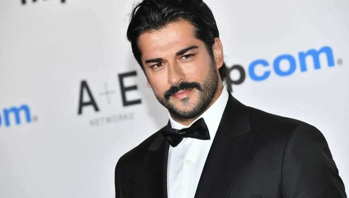 Популярный актёр Бурак Озчевид; из открытой печати. 