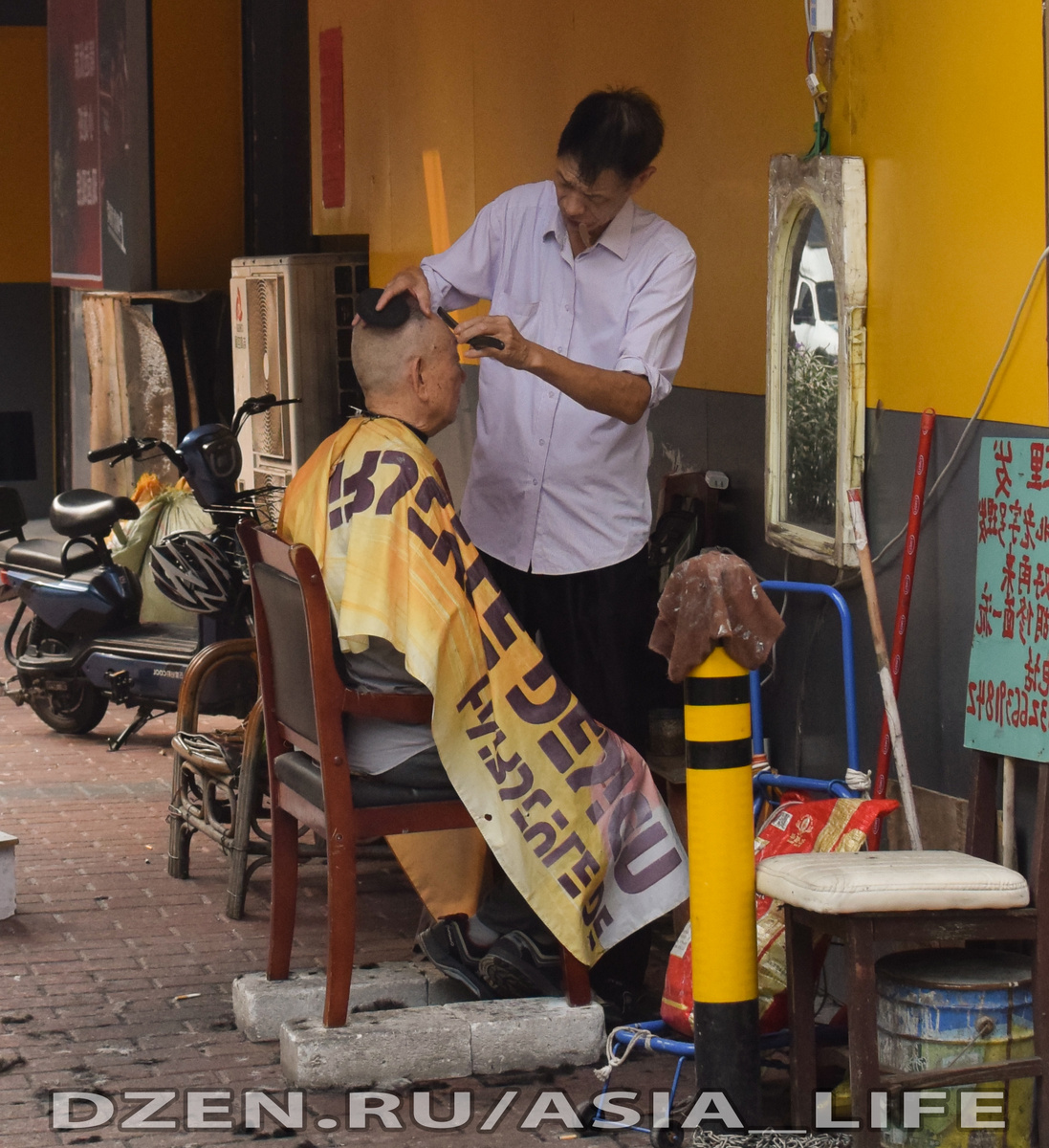 Уличная парикмахерская в Китае