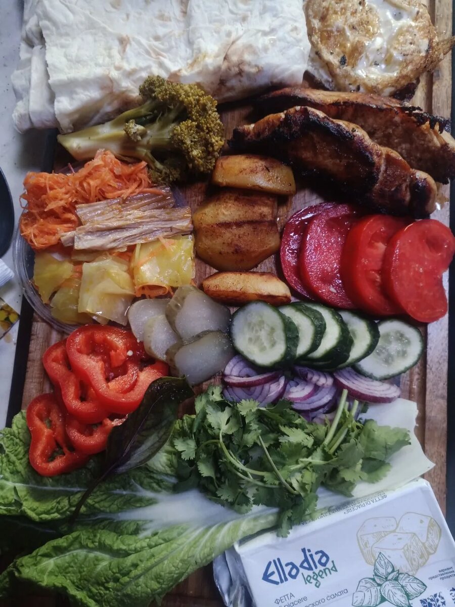 нарезайте любимые продукты в произвольной форме. для шаурмы не принципиальна нарезка.