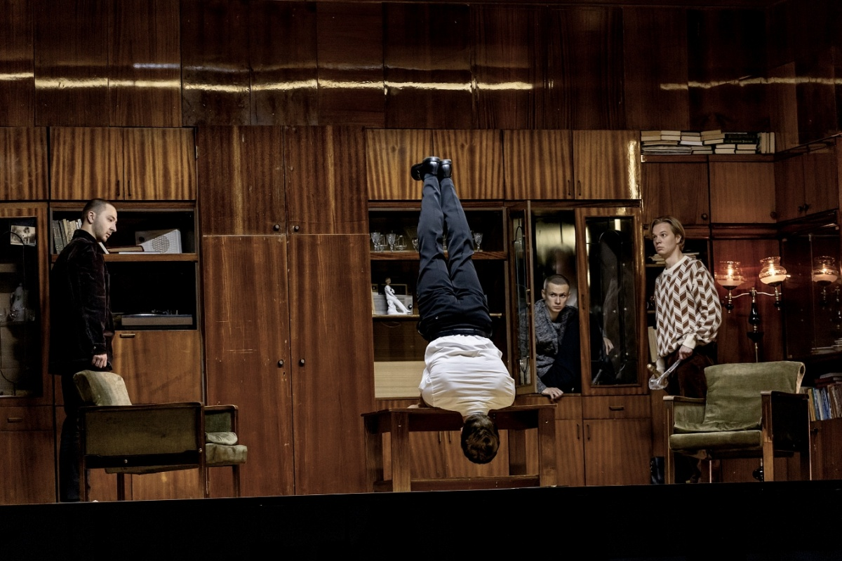 Листайте галерею: сцены из спектакля "Старший сын" (фото Геннадий Филиппович)