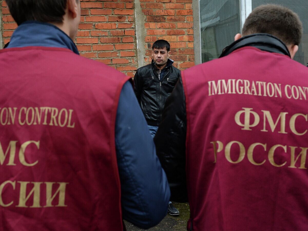    Рейд ФМС по выявлению нелегальных мигрантов в Москве | © РИА Новости / Максим Блинов