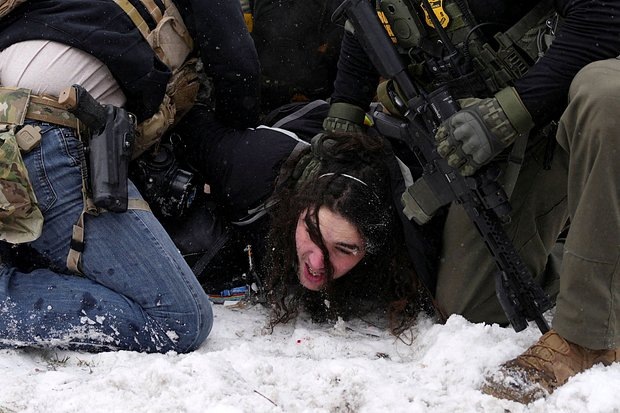    Силовики задерживают демонстранта на митинге против антимигрантских рейдов в Миннеаполисе, Миннесота, США, 25 января 2026 года. Фото: Leah Millis / Reuters