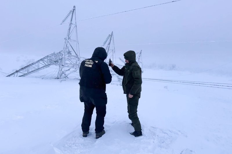 Упавшая опора ЛЭП в Мурманской области. Фото Rg.ru