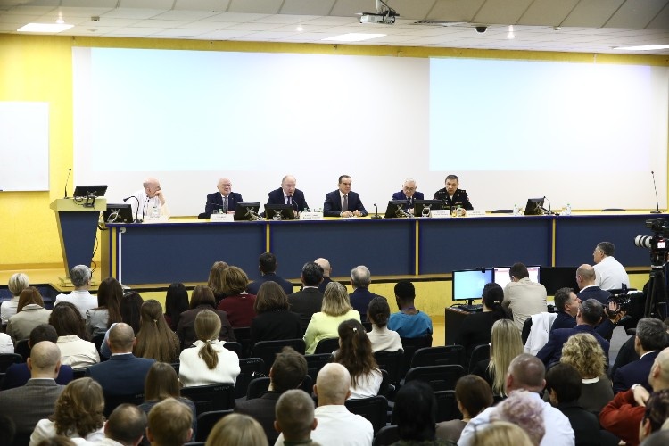 Более 200 млрд рублей направят на здравоохранение Кубани в 2026 году — Кондратьев