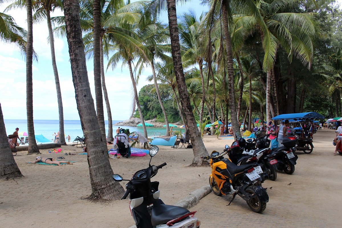 Пляж Сурин, Пхукет