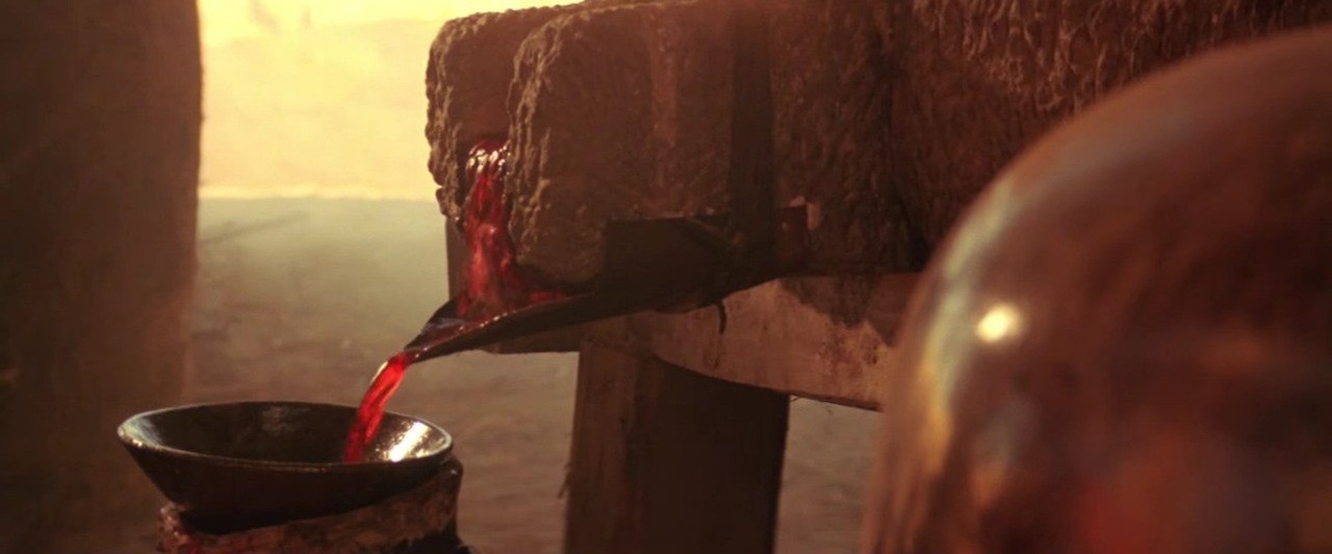 Чжан Имоу сделал в своем фильме гаоляновое вино действительно похожим на вино, хотя на самом деле это водка, байцзю, абсолютно прозрачный дистиллят