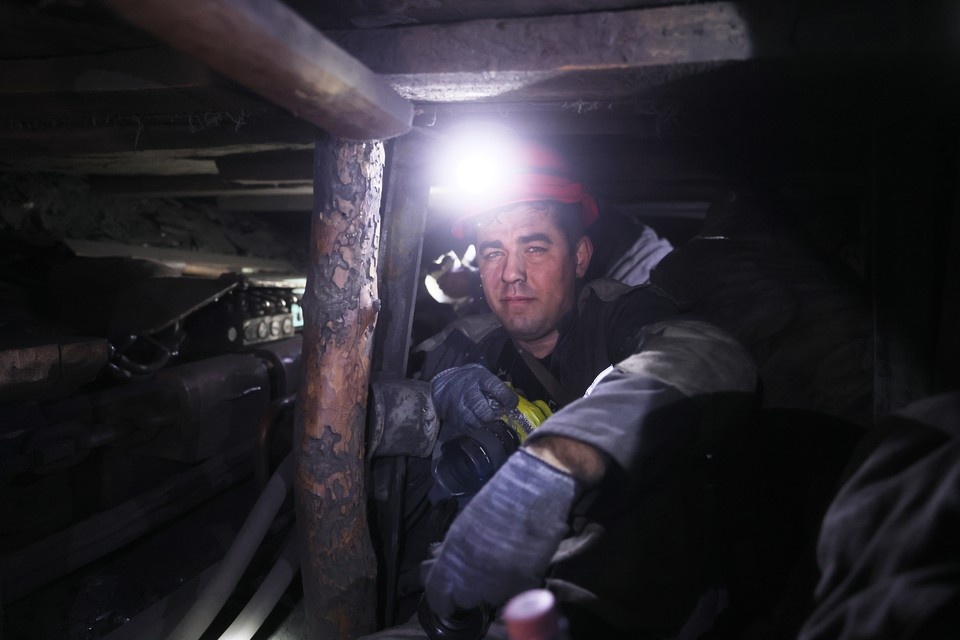    Фоткорреспондент «КП.Донецк» Александр Иванов в лаве шахты «Горняк-95». Автор: Дмитрий Ягодкин