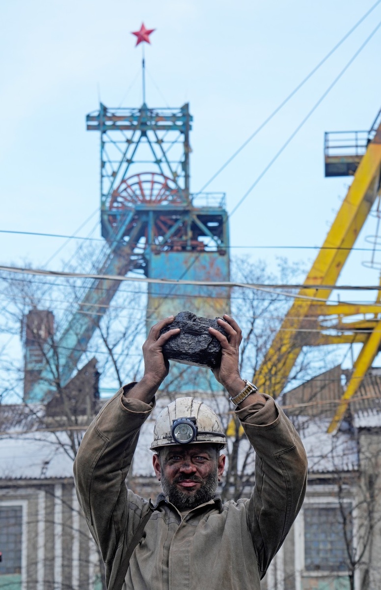    Шахтер держит один из первых кусков угля добытый на новой лаве в шахте «Горняк-95» в Макеевке Александр ИВАНОВ