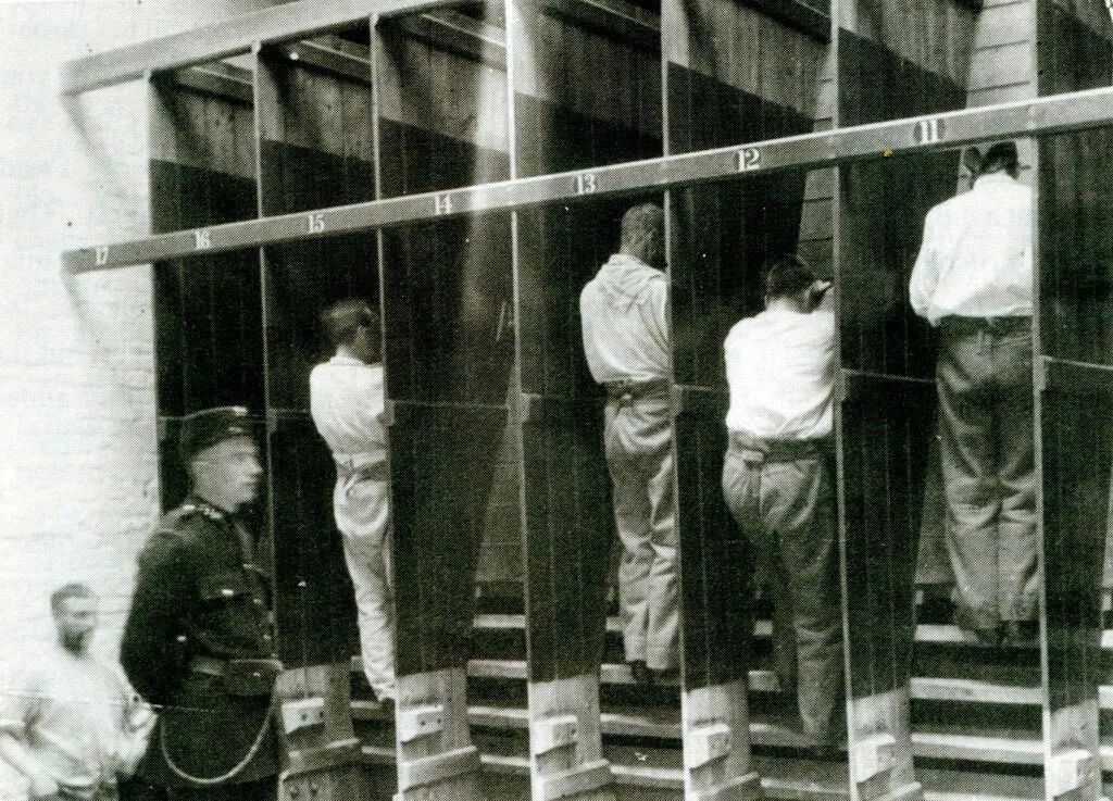 Заключённые британской тюрьмы. \ Фото: i0.wp.com.