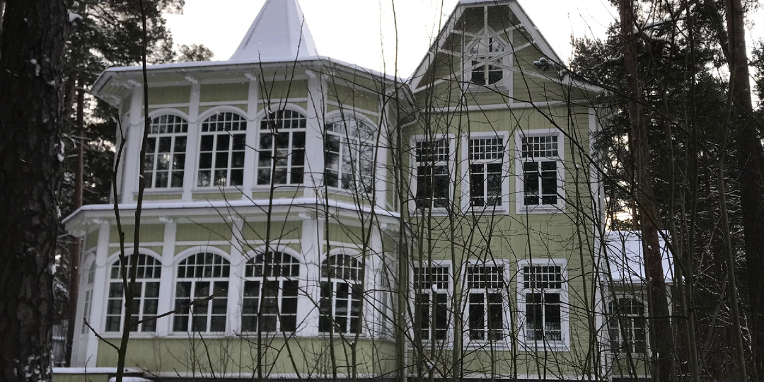 Красивые деревянные дома Сестрорецка, с каждым годом их все меньше. Обманом выманивают жителей из дома и устраивают дымаган