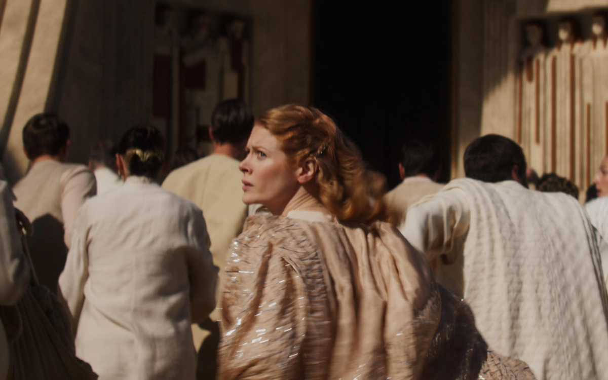 Кадр с Эмили Бичем в фильме «Супергёрл»