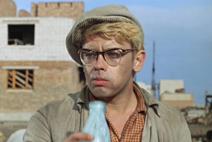 Шурик изначально был Владиком, к тому же Александра Демьяненко перекрасили в блонд. Фото © Кадр из фильма «Операция «Ы» и другие приключения Шурика», режиссёр Леонид Гайдай, сценаристы Леонид Гайдай, Яков Костюковский, Морис Слободской / Kinopoisk