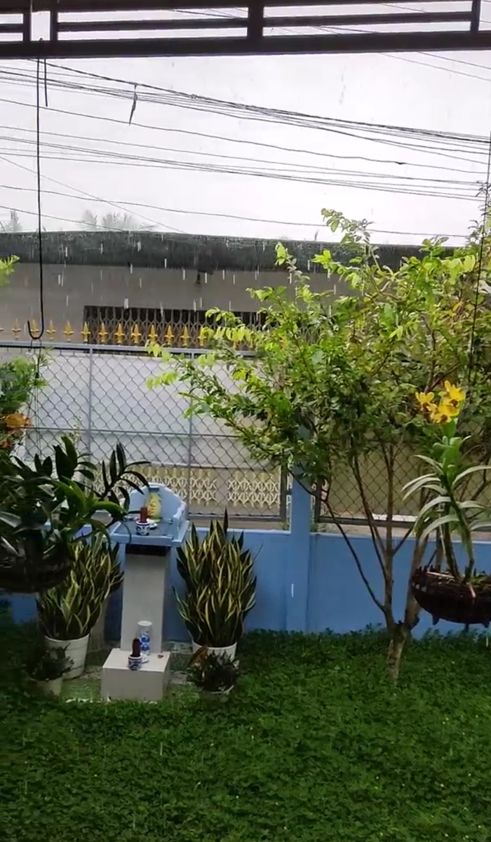 Маленький на улице и основной в доме.