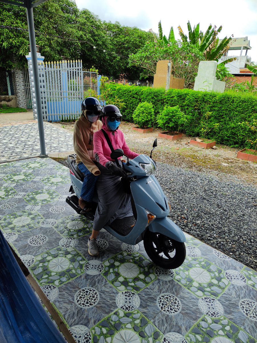 Зина с племяшкой собрались на рынок. Кто ответит что за строения справа вверху?