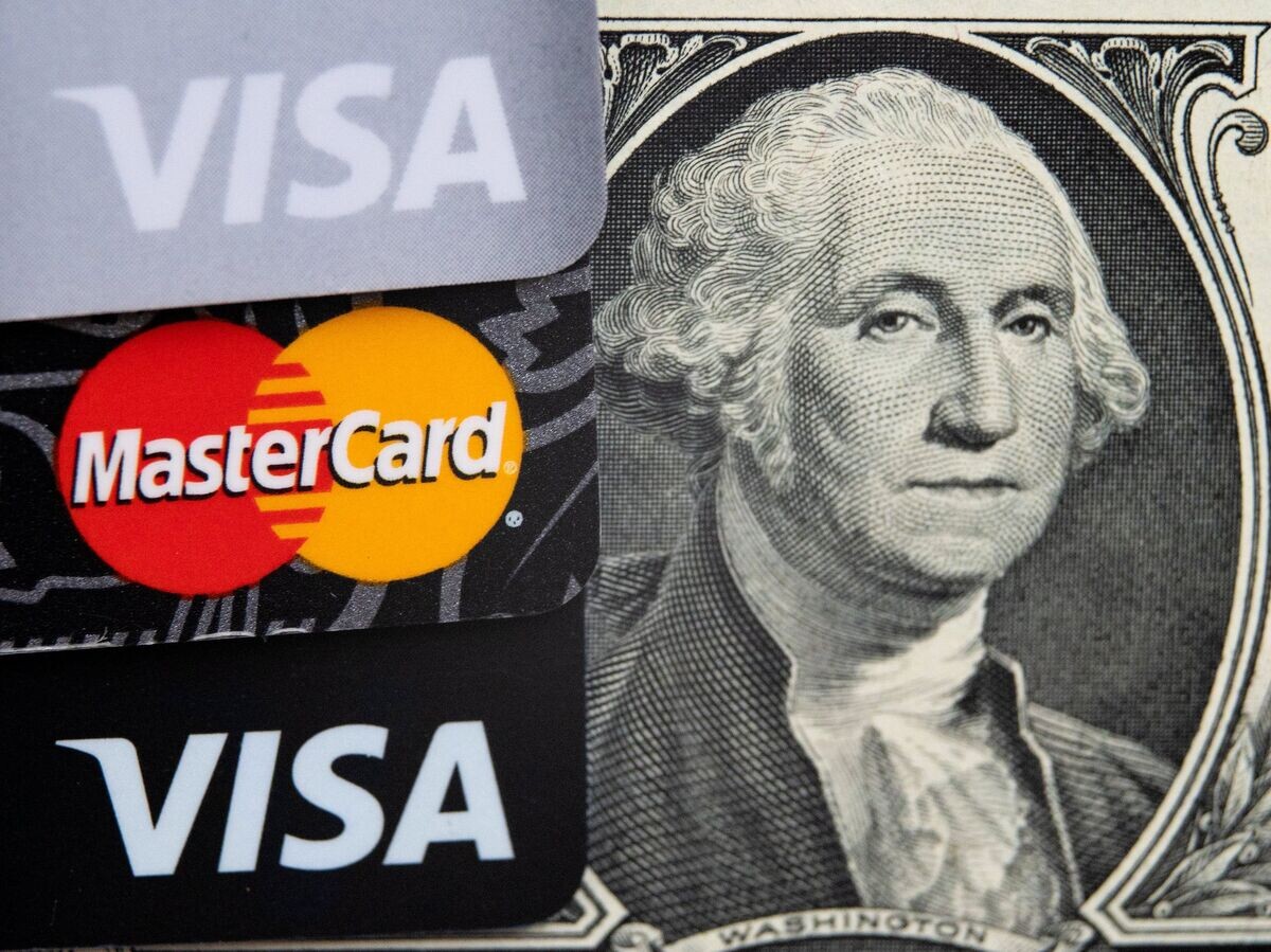    Банковские карты международных платежных систем Visa и Mastercard© РИА Новости . Максим Блинов