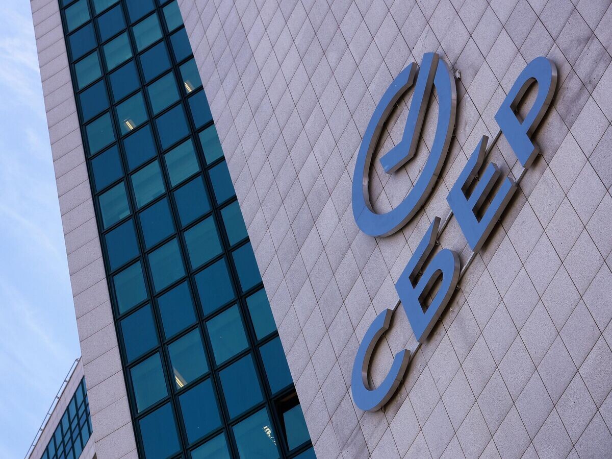    Вывеска с новым логотипом Сбербанка на здании центрального офиса в Москве | © РИА Новости / Виталий Белоусов