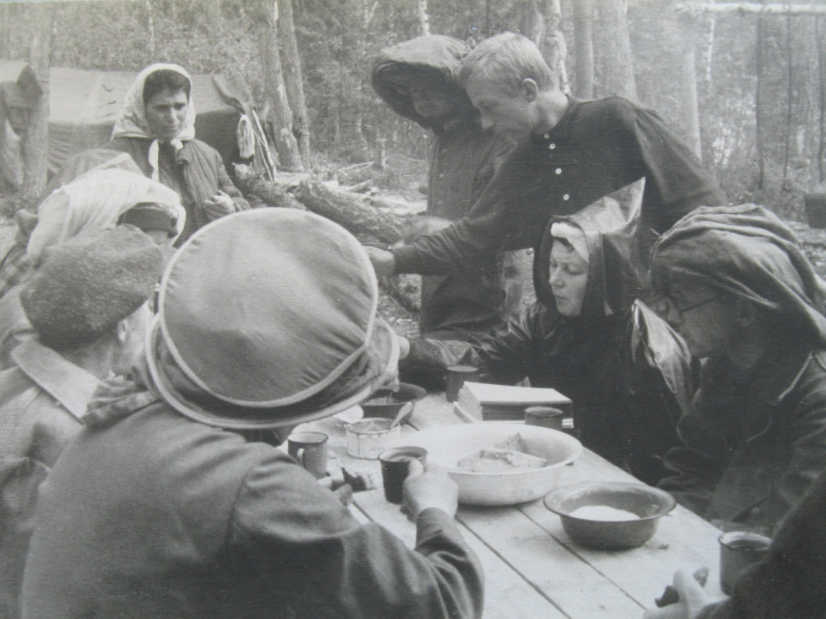 Организация питание в полевых условиях - всегда было значительной проблемой, тем более в районах Крайнего севера с его бездорожьем и ограниченным сельским хозяйством. Фотография из фондов Государственного архива Российской Федерации