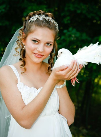 В день свадьбы невеста, следуя традиции, загадывает желание и говорит его голубю