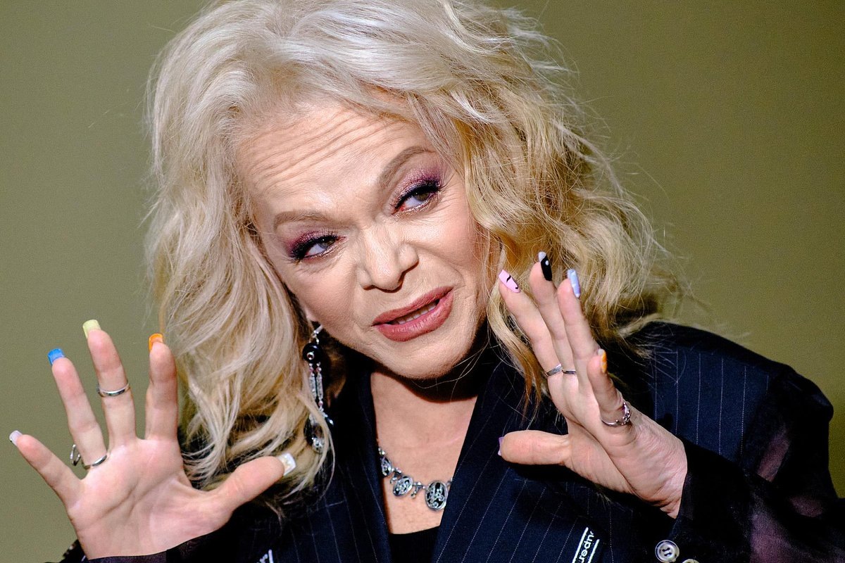 Почему Лариса Долина идет против народа