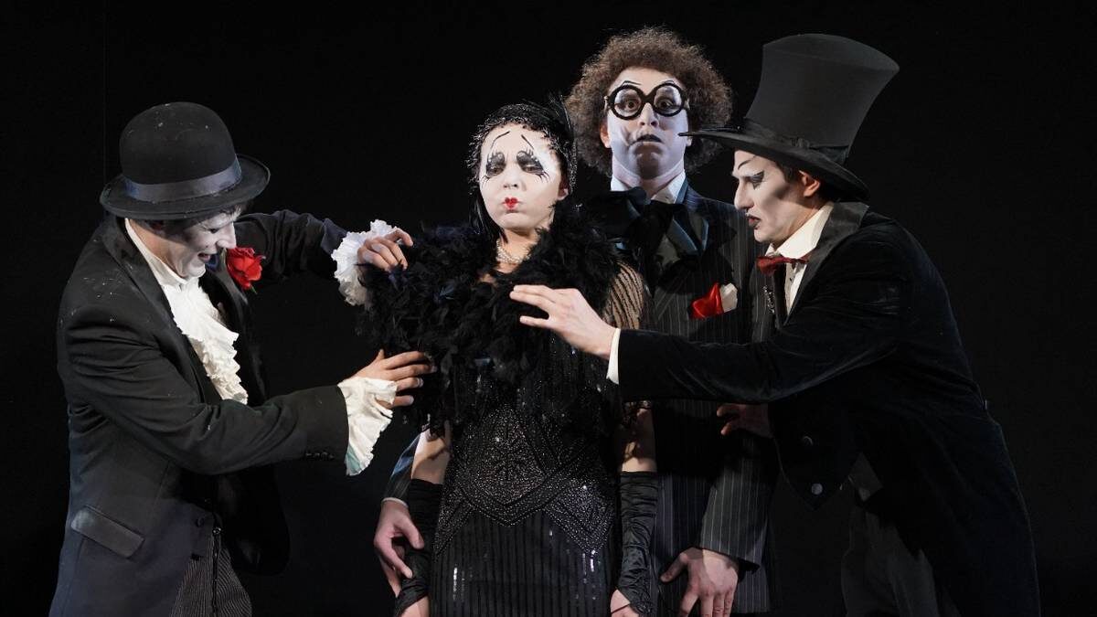    Премьерный показ спектакля «Чепуха» («Концерт для взрослых и уставших людей») на площадке театра «Школа драматического искусства». Антон Власов (Чепухня), Тома Лаврик (Чепушинка), Гоша Шимоненко (Чепухолог), Иван Авдеев (Чепуховед) / Фото: Пелагея Тихонова / АГН Москва