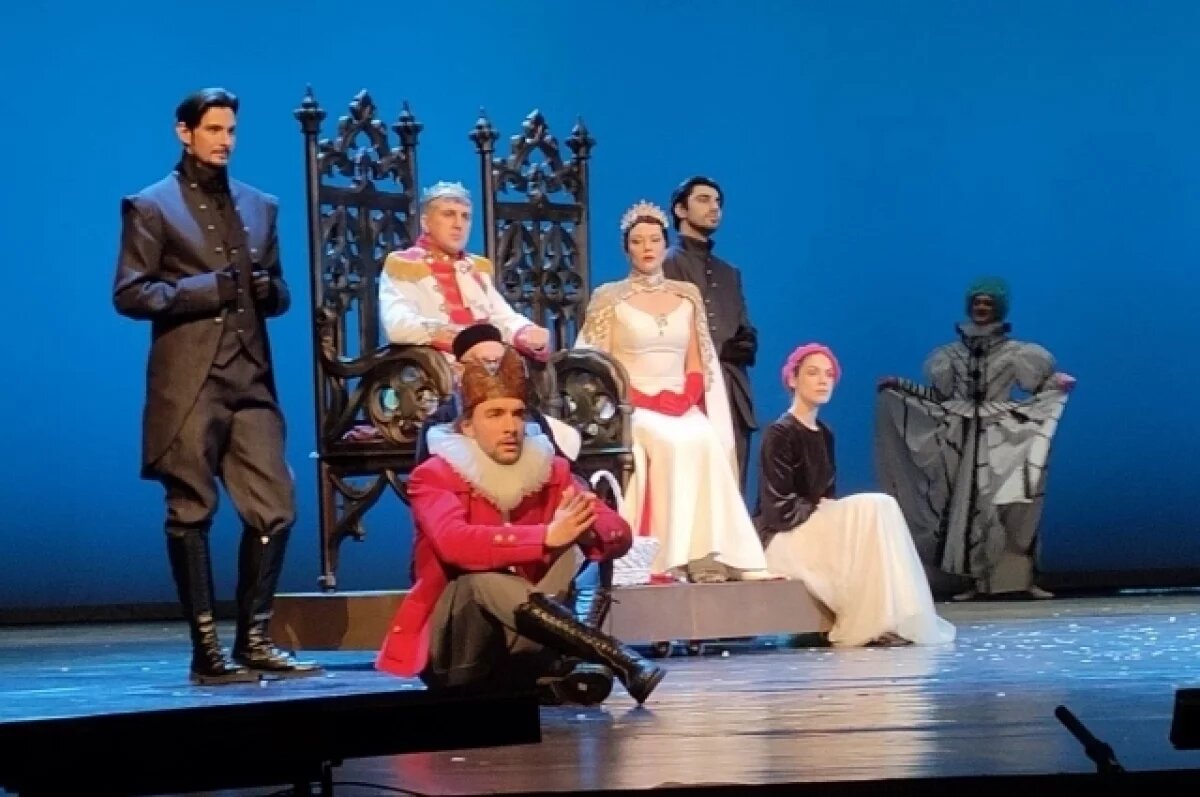    Гамлет в курточке солдатика.