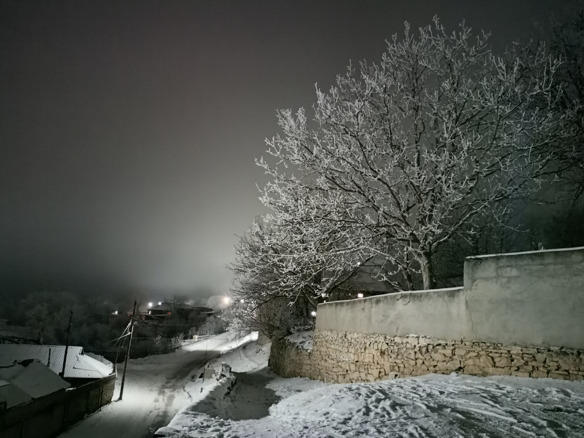 Фото автора: поздний вечер в горном селе (Дагестан, январь 2024)