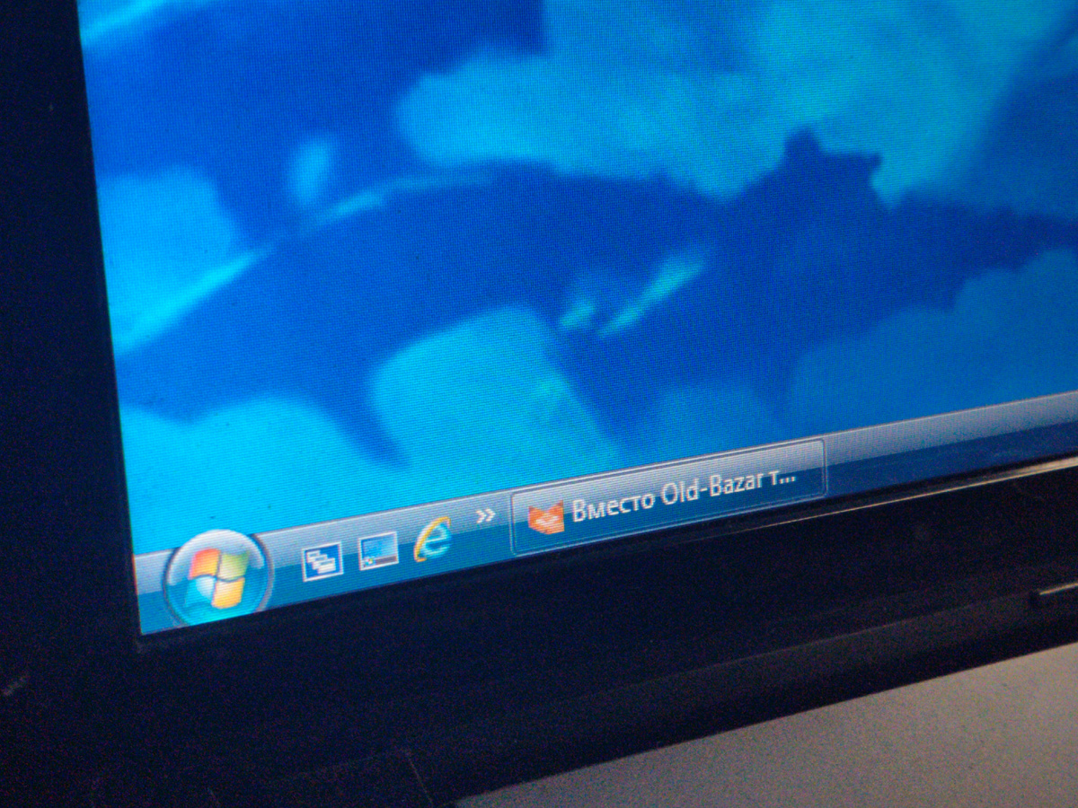 Рабочий стол Windows Vista на экране ноутбука