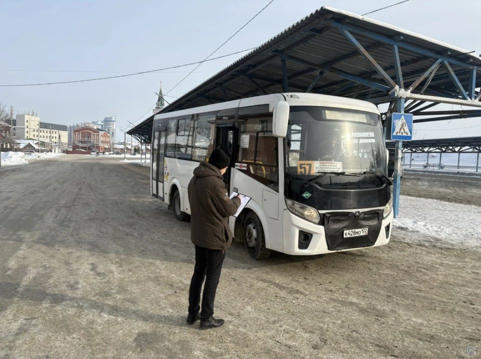    Рейд по проверке автобусов . Источник: Barnaul.org