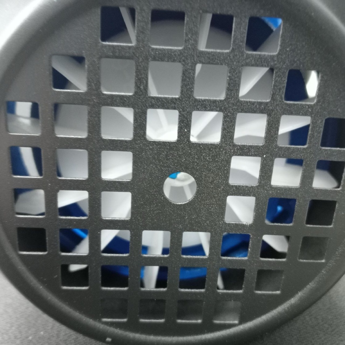 Снимите кожух, и проверните аккуратно крыльчатку, не подклинило ли вал.