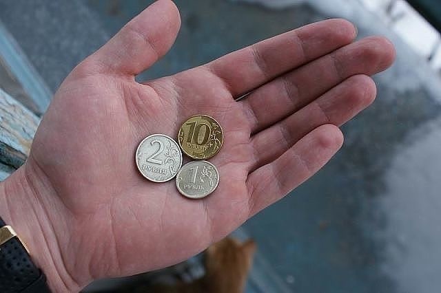 Интересно, кто это живёт в роскоши? Вы хоть знаете, как живут простые люди,пенсионеры и на что живут?